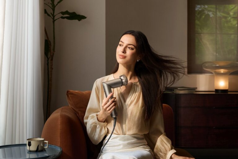 Kobieta korzystająca z suszarko-lokówki Dreame Dazzle.