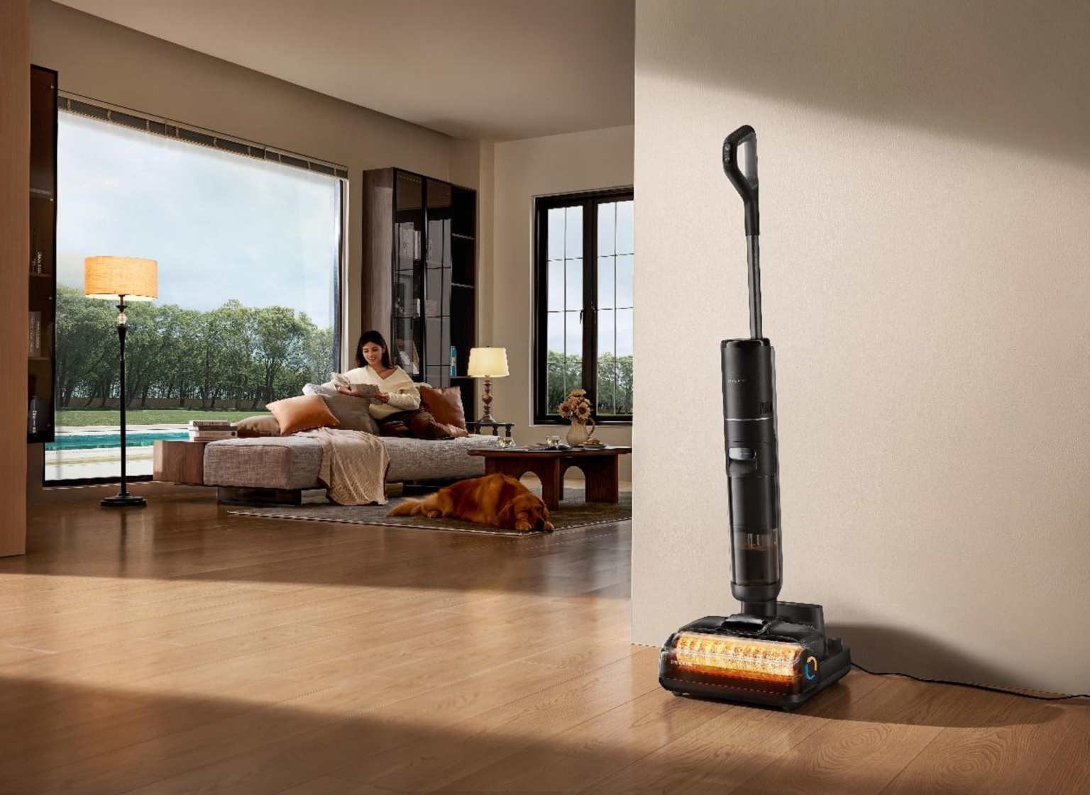 W końcu w Polsce! Dreame H15S to smart odkurzacz mopujący dla mniejszych mieszkań Odkurzacz Dreame H15S stoi pod ścianą w mieszkaniu.