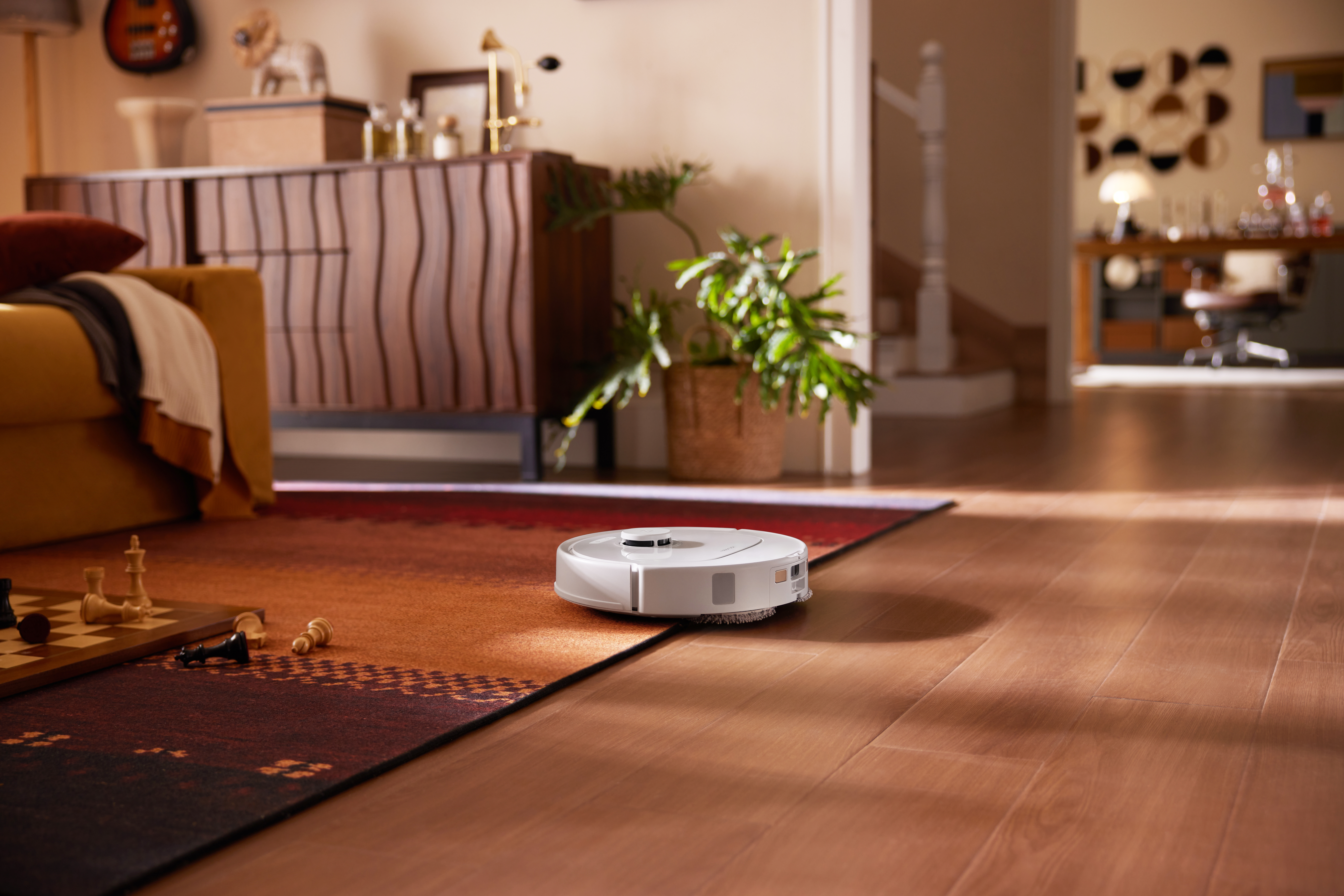 Roborock Qrevo 5AE na środku salonu.
