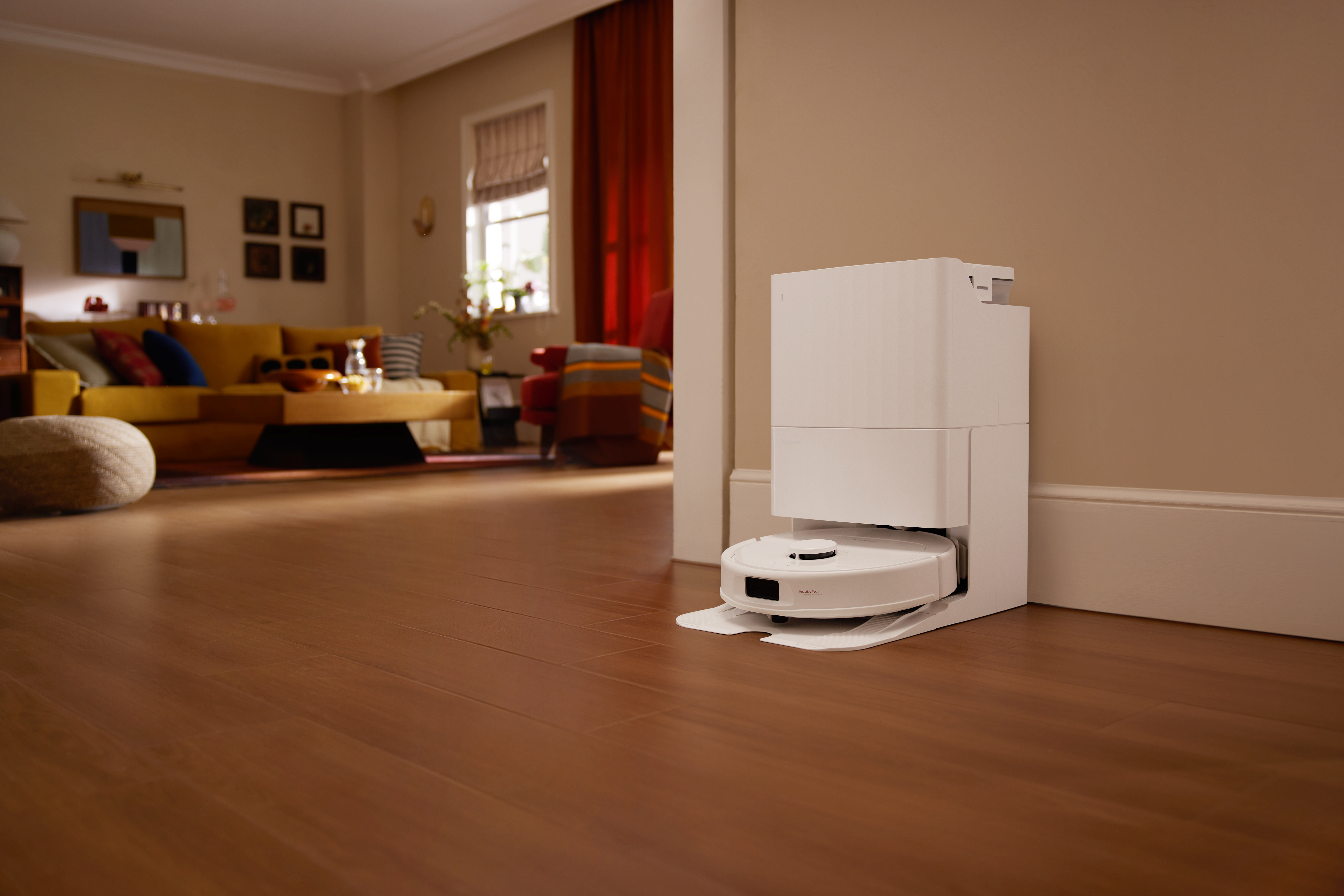 Roborock Qrevo 5AE w stacji dokującej.