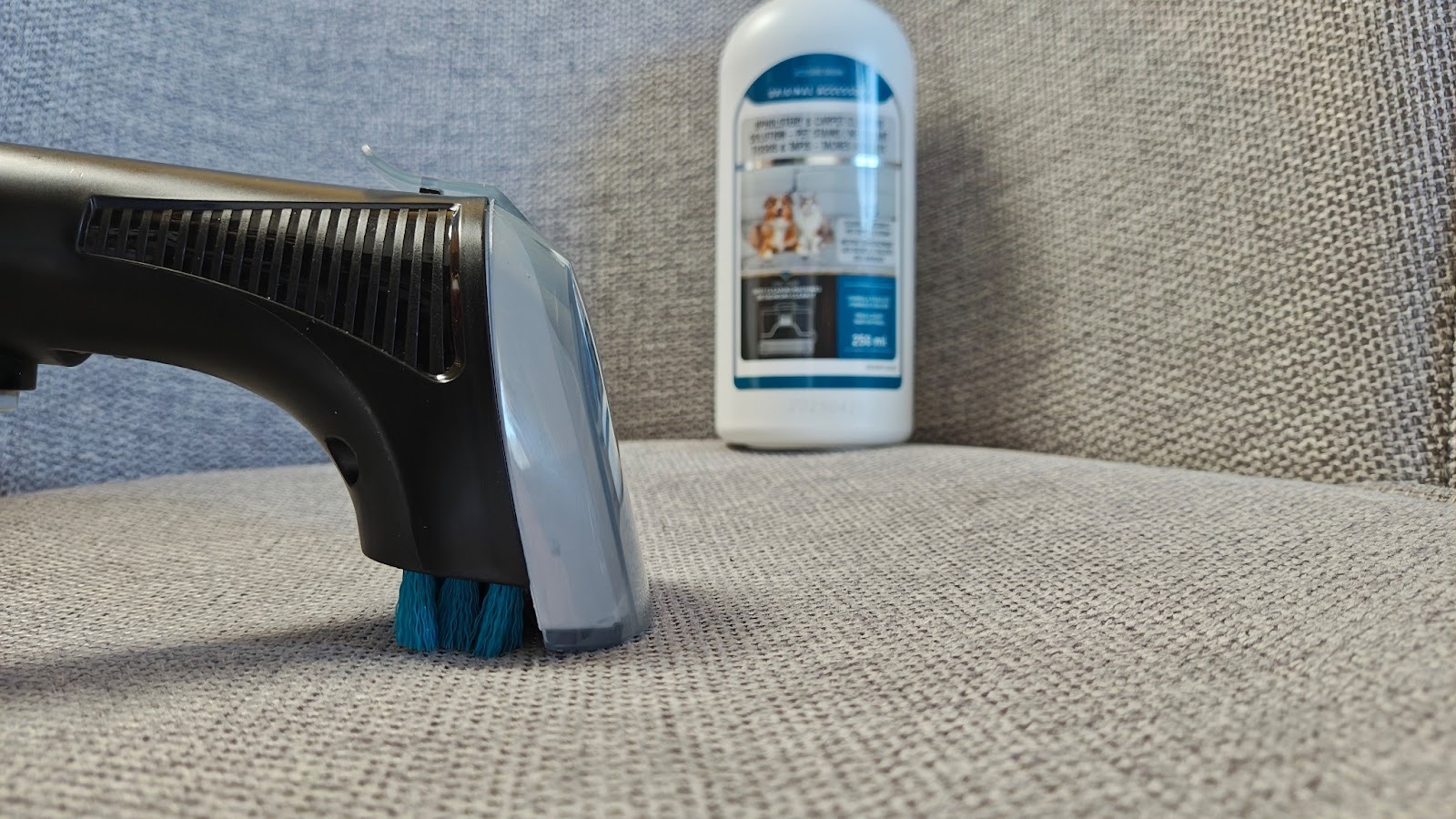 Końcówka i detergent odkurzacza piorącego Tefal Clean It.