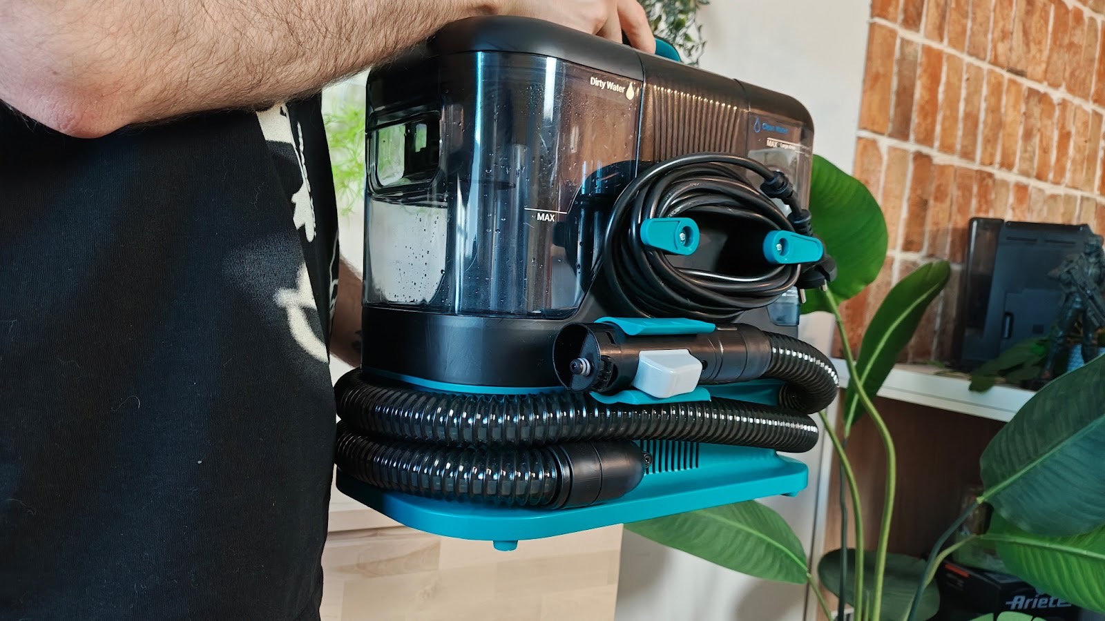 Tył odkurzacza piorącego Tefal Clean It.