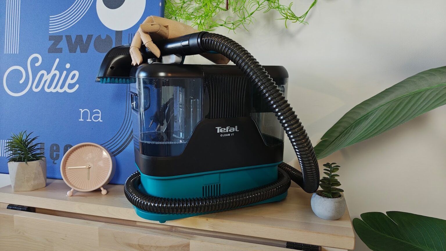 Odkurzacz piorący Tefal Clean It na stoliku.