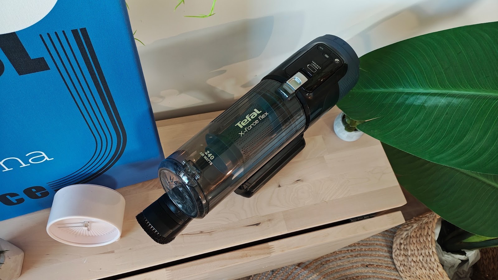 Odkurzacz bezprzewodowy Tefal X-Force Flex 14.80 na stoliku, pokazany od góry.