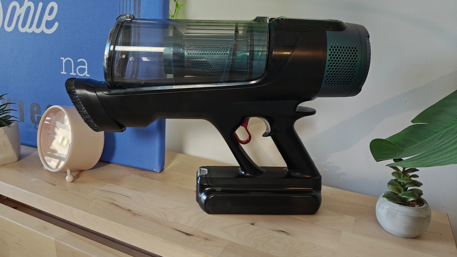 Odkurzacz bezprzewodowy Tefal X-Force Flex 14.80 położony na stoliku.