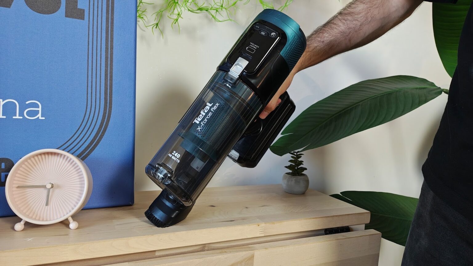 Odkurzacz bezprzewodowy Tefal X-Force Flex 14.80 podczas odkurzania stolika.