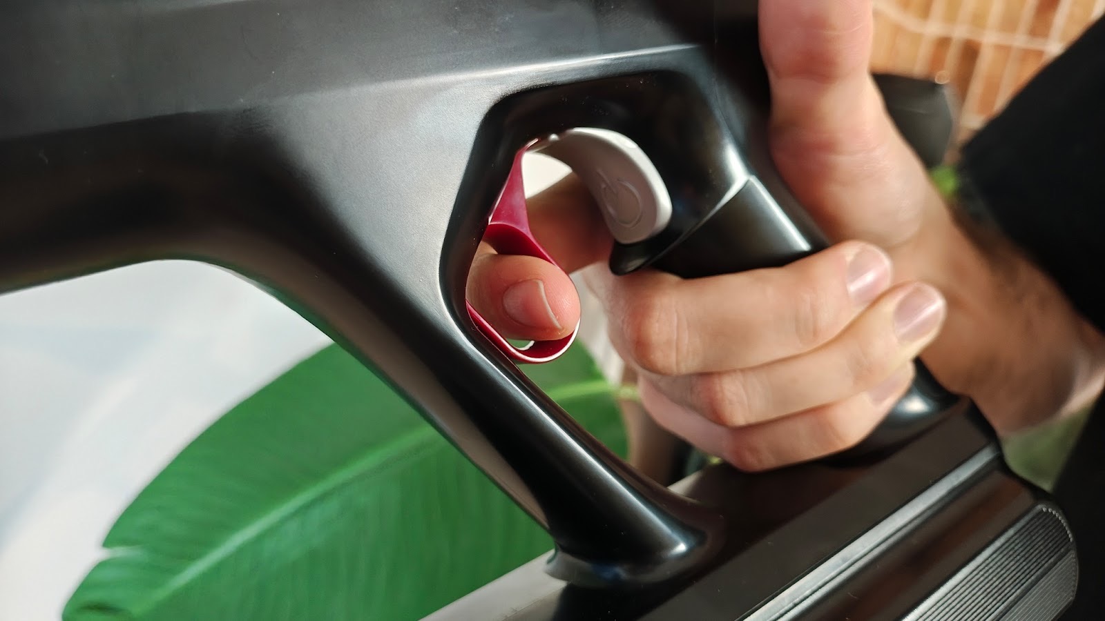 Czerwony spust trybu Boost odkurzacza bezprzewodowego Tefal X-Force Flex 14.80.