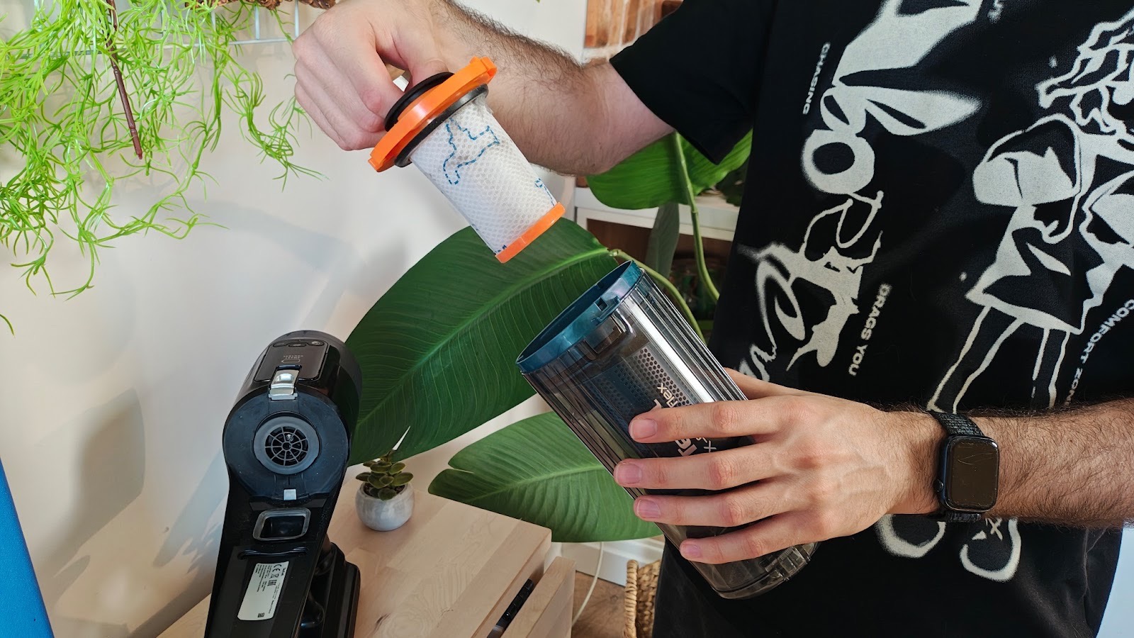 Filtr HEPA wyciągnięty z pojemnika na brud odkurzacza bezprzewodowego Tefal X-Force Flex 14.80.