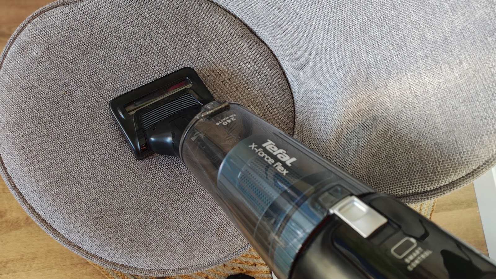 Odkurzacz bezprzewodowy Tefal X-Force Flex 14.80 podczas odkurzania fotela.