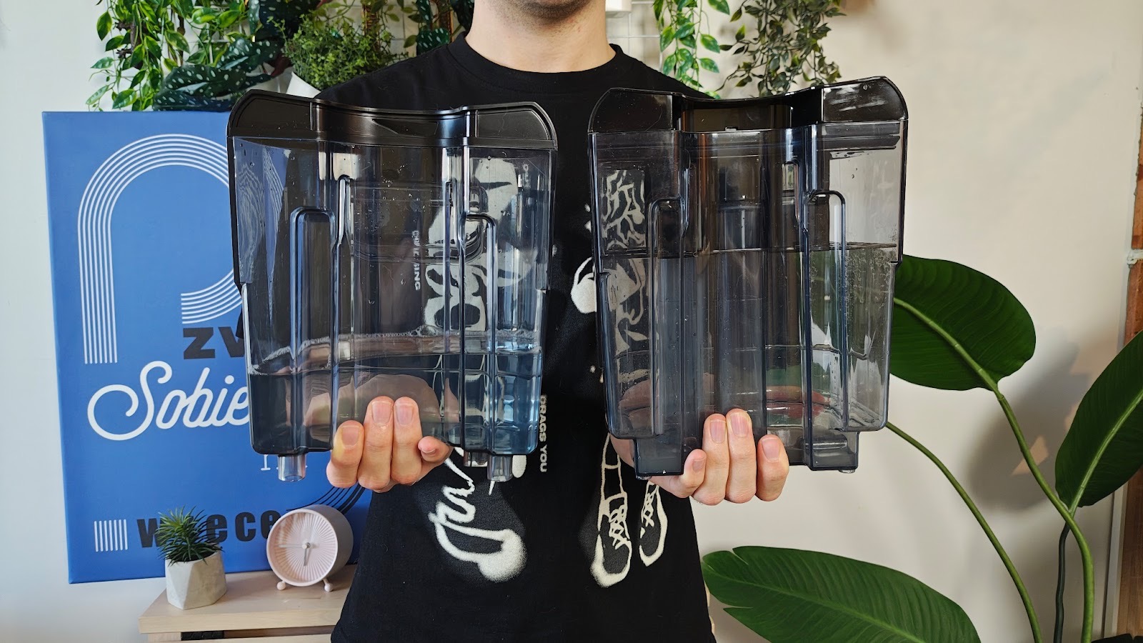 Zbiorniki na wodę czystą i brudną odkurzacza piorącego Tefal Clean It.